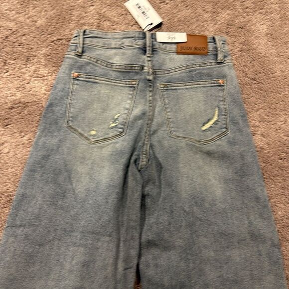 Judy blue! Tummy control mid rise wide leg crop with stretch!
3/26 - Picture 8 of 9